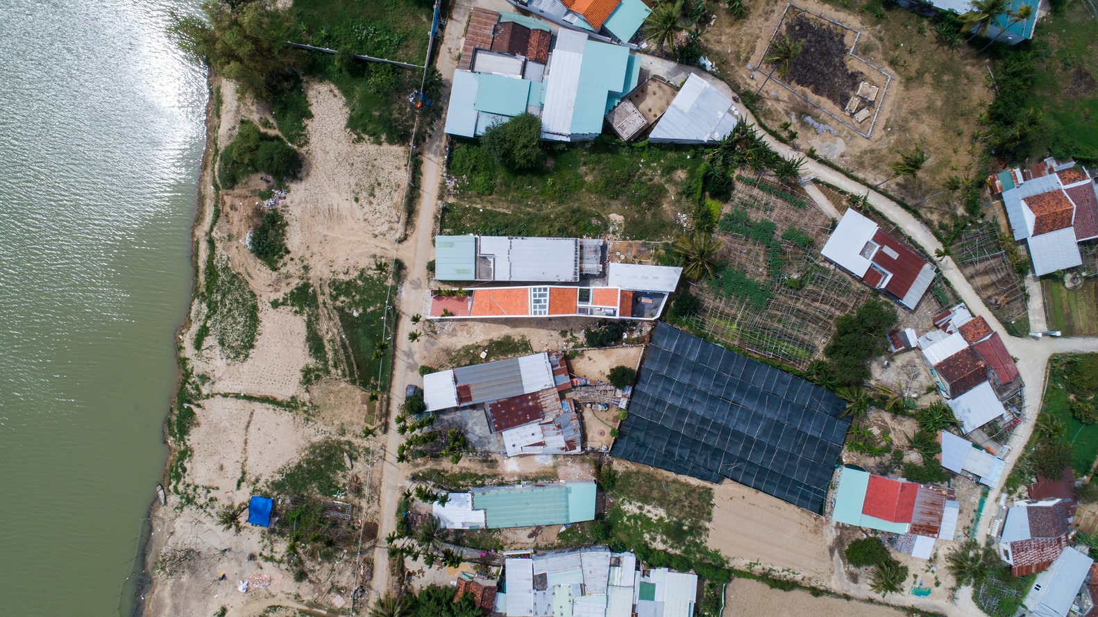 Ngôi nhà có thiết kế khác biệt tạo dấu ấn "kim - cổ" hài hòa- Ảnh 8. Ngôi nhà có thiết kế khác biệt tạo dấu ấn "kim - cổ" hài hòa- Ảnh 8.